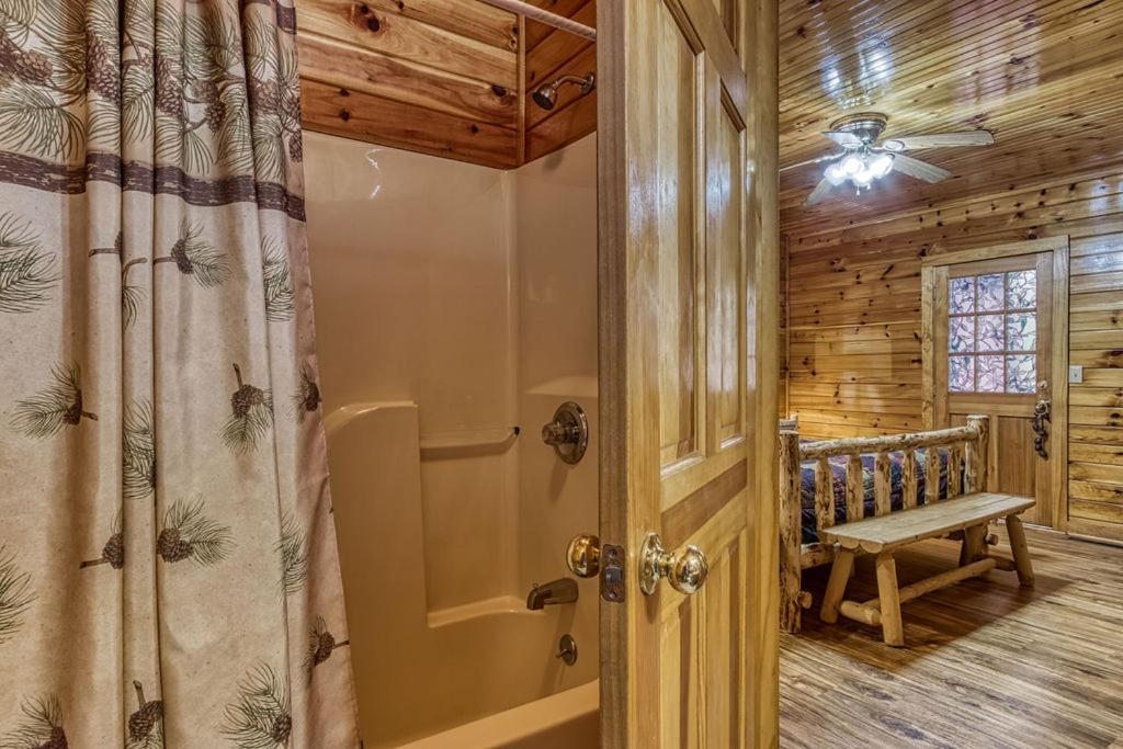 The Nut House, Hot Tub, Game Room, Wifi, 1089 Free Tickets Each Paid Day, Dollywood And More! Holiday home *